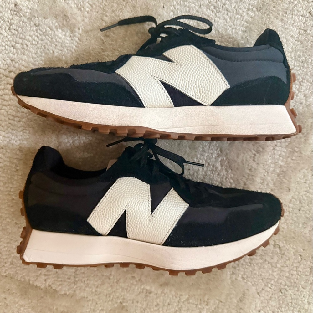 New Balance 327 Black / White Sneakers — NWOB — size 9.5 (fits like a 9)